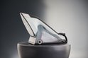 Zilverkleurig en zwart Tefal Duo Power stoomstrijkijzer op een donkere standaard.