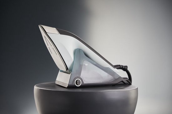 Zilverkleurig en zwart Tefal Duo Power stoomstrijkijzer op een donkere standaard.