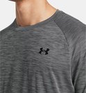 Grijs sportshirt met fijne horizontale streep en zwart Under Armour logo.