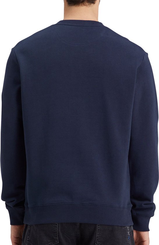 Achterkant van een donkerblauwe sweater met ronde hals. De sweater is gedrapeerd.