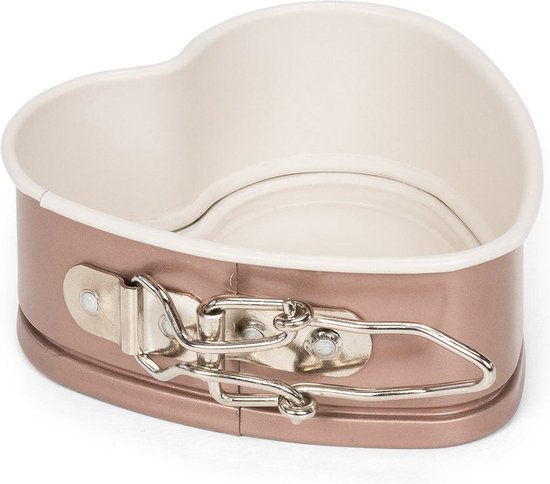 Hartvormige springvorm in roze metaal met een crème binnenkant en zilveren sluiting.