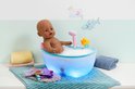 BABY born Eva pop in bad met lichtgevende schaal, met speelgoed en handdoeken.