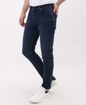 Blauwe stretch jeans met regular fit voor heren. Gedragen met witte sneakers.