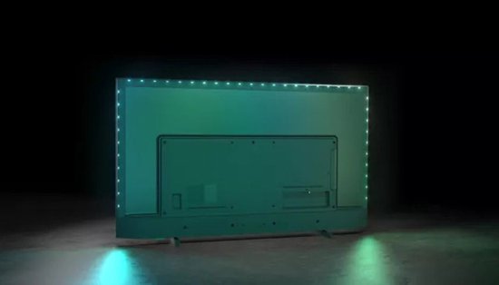 Achterkant van een Philips tv met Ambilight verlichting in groen en blauw.