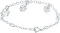 Zilverkleurig armbandje met vlinder-, klavertjevier- en hartbedeltjes en een karabijnsluiting.