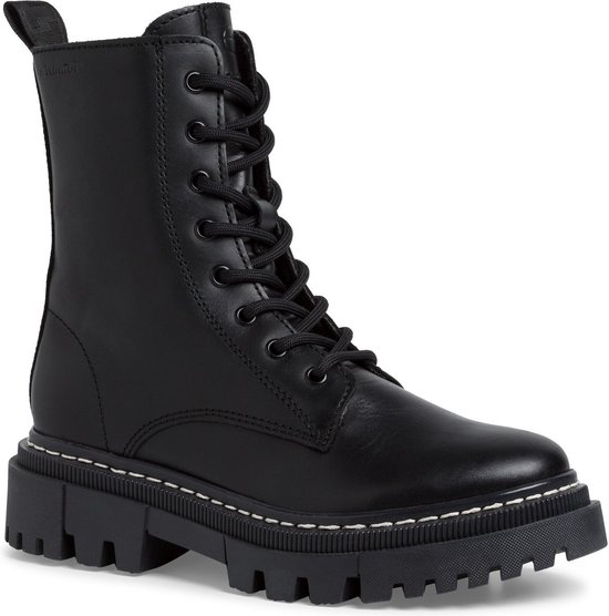 Zwarte Tamaris leren veterlaars met witte stiksels en dikke profielzool.