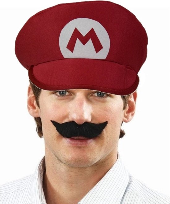 Rode pet met 'M' logo en zwart Mario-snorretje op witte achtergrond.