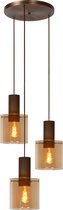 Groep van drie glazen hanglampen met amberkleurig glas en houten accenten, hangend aan een bronzen plafondroos.