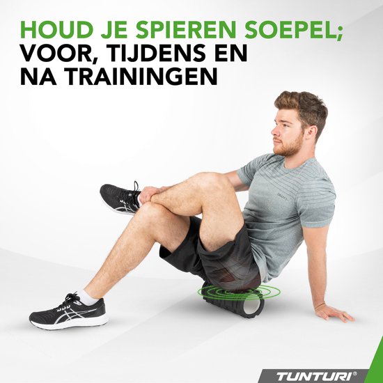 Man gebruikt een zwarte Tunturi foamroller om zijn spieren soepel te houden voor, tijdens en na de training.