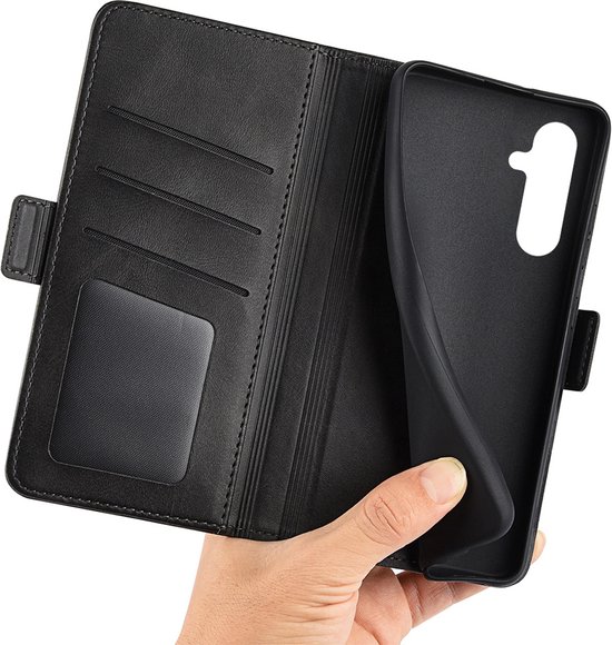 Zwarte leren wallet case met vakjes voor pasjes en een uitneembare TPU houder.