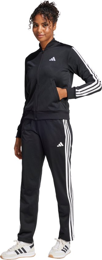 Zwart trainingspak met witte strepen op de mouwen en pijpen. Jas met ritssluiting en broek met elastische tailleband.