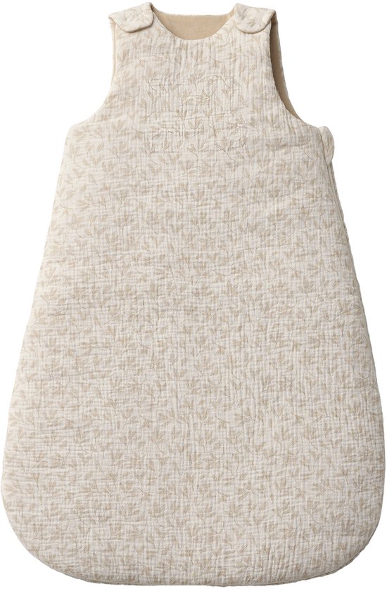 Lichtbruine slaapzak zonder mouwen met een delicate, beige bladprint. De slaapzak heeft een ronde hals en sluit met drukknoopjes bij de schouders.