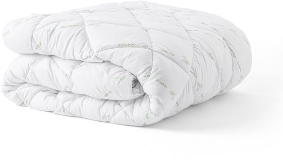 Gevouwen wit bamboe dekbed met groene bamboe-print.