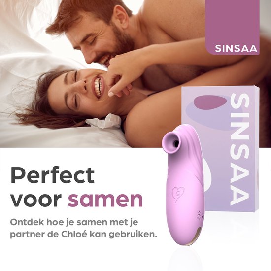 Een koppel lachend in bed, naast een roze Sinsaa speeltje en verpakking. Tekst: "Perfect voor samen".