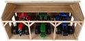 Houten landbouwloods met rode, groene en blauwe tractoren opgesteld in drie open ruimtes.