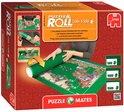 Doos van Jumbo Puzzle & Roll 500-1500 stukjes. Toont afbeeldingen van puzzelen, oprollen en bewaren op groene mat.