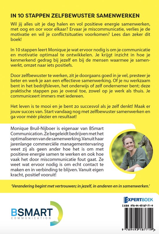 Monique Bruil-Nijboer, auteur van 'In 10 stappen zelfbewuster samenwerken', lacht naar de camera, gekleed in een blauwe trui.