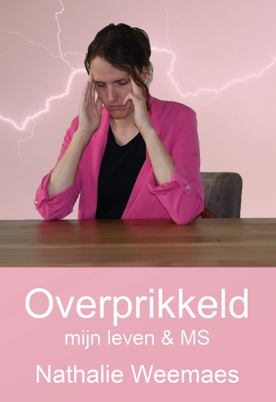 Een vrouw met donker haar, gekleed in een roze blazer, houdt haar handen tegen haar slapen met een gefronste voorhoofd. Bliksemschichten zijn zichtbaar op een roze achtergrond.