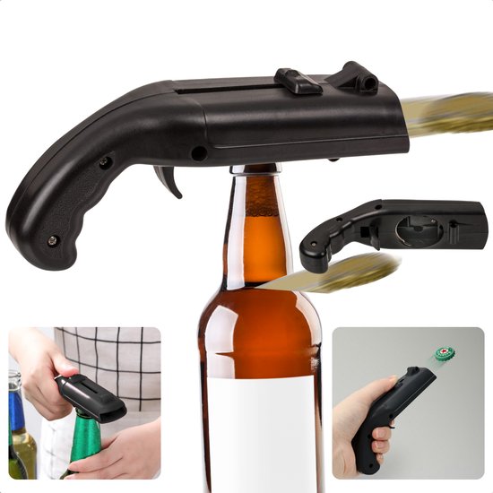 Zwarte flesopener in pistoolvorm die een dopje van een bierflesje schiet.