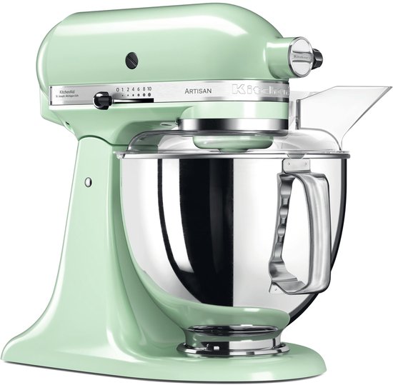 Pistachekleurige KitchenAid keukenmachine met RVS kom en spatdeksel.
