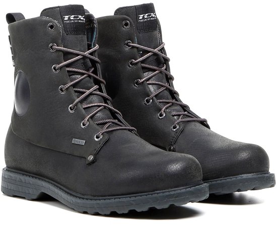 Paar zwarte leren TCX motorlaarzen met veters en 'Gore-Tex' logo.
