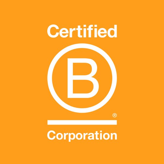 Gecertificeerd B Corporation logo op oranje achtergrond.