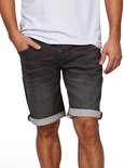 Man met grijze denim short met omgeslagen broekspijpen en witte t-shirt.