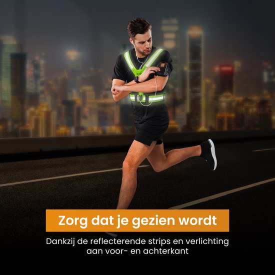 Man loopt 's nachts in een groen reflecterend hardloopvest met verlichting en telefoonhoesje.