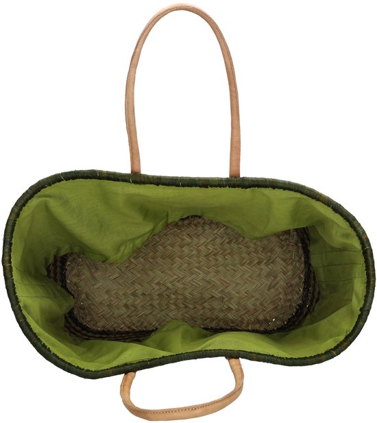 Binnenkant van de rieten mand met groene voering. Een gevlochten mandje ligt op de bodem.
