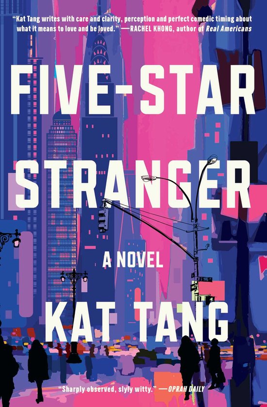 Couverture du livre "Five-Star Stranger" illustrant un paysage urbain nocturne aux teintes roses et bleues.