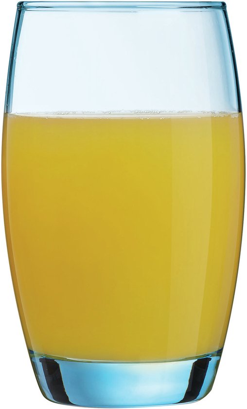 Een blauw glas gevuld met oranje drank, met lichte schuimvorming.