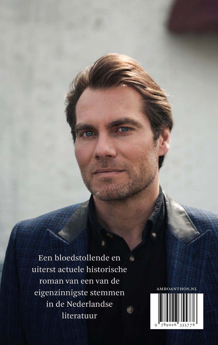 Achterkant van het boek Tandenjager. Een foto van de schrijver Auke Hulst, die een donkerblauw jasje draagt.
