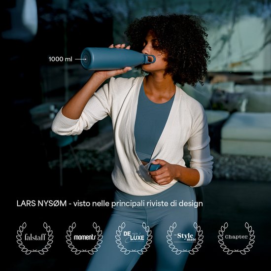 Vrouw met een petrolkleurige 1000ml drinkfles.