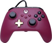 Bordeauxrode Xbox controller met gouden directional pad en zwarte kabel, op zwarte achtergrond.