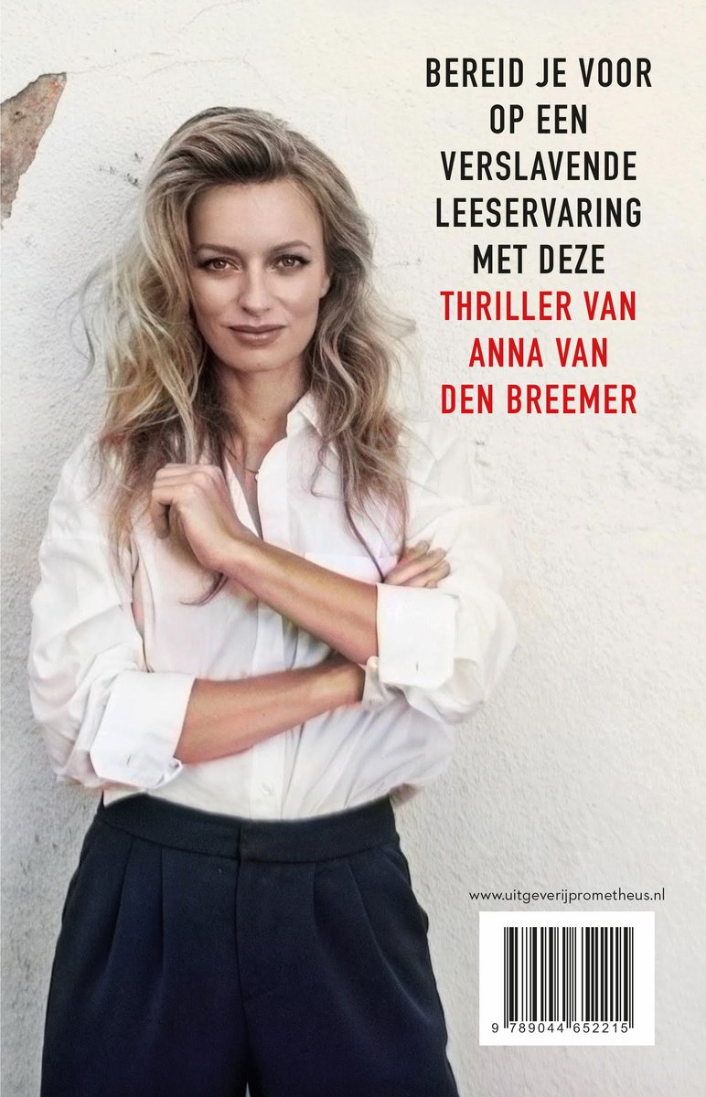 Een vrouw met blond haar, gekleed in een wit overhemd en donkere broek, poseert tegen een witte muur. De tekst luidt: 'Bereid je voor op een verslavende leeservaring met deze thriller van Anna van den Breemer'.