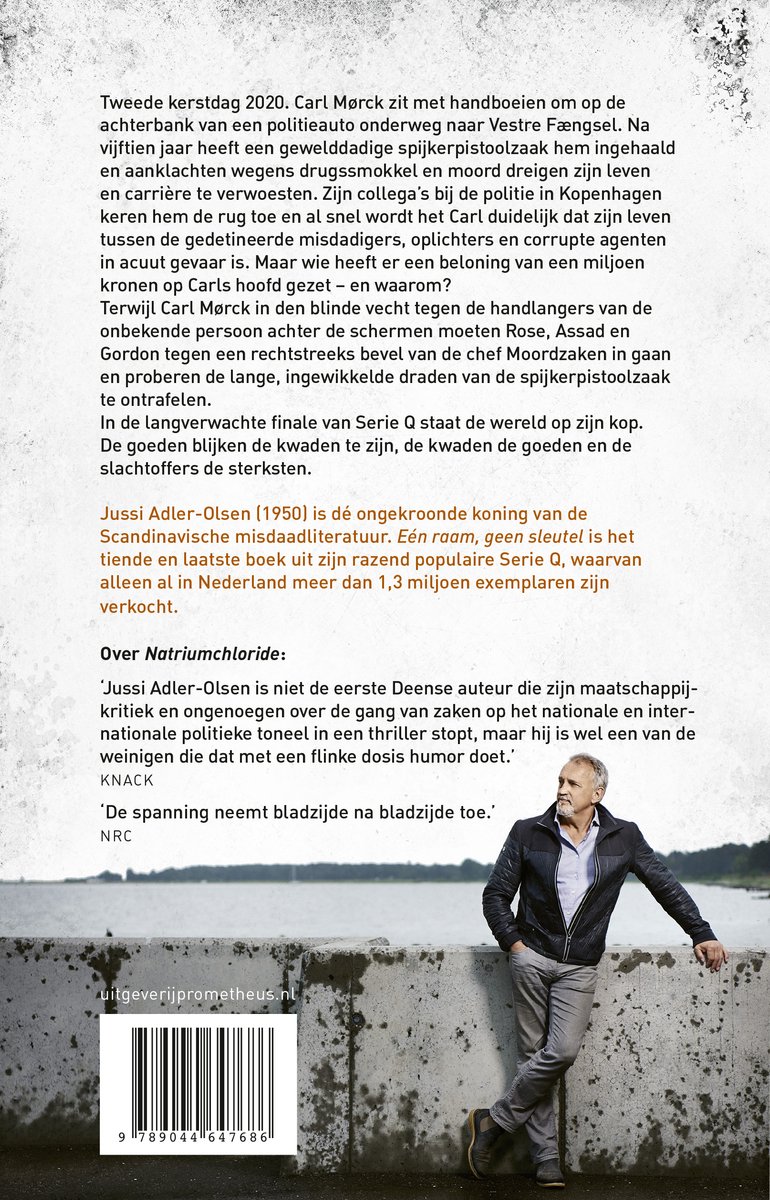 Achterkant boek met tekst en foto van een man bij de zee. Titel: "Eén raam, geen sleutel".