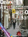 Boekomslag 'Ons Amsterdam 750 jaar'. Een smal straatje in Amsterdam met oude winkels en mannen.