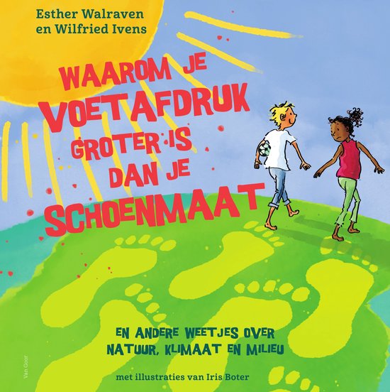 Twee kinderen, een jongen met blonde haren en een meisje met donker haar, lopen op groene grasvelden met grote voetafdrukken. De titel 'Waarom je voetafdruk groter is dan je schoenmaat' staat in rode letters.