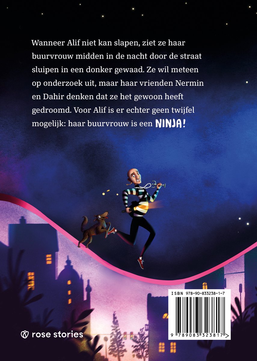 Een ninja met een gestreepte trui rent met een hond door een stad.