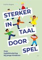 Boek met tekst "Sterker in taal door spel" en afbeeldingen van spelende kinderen.