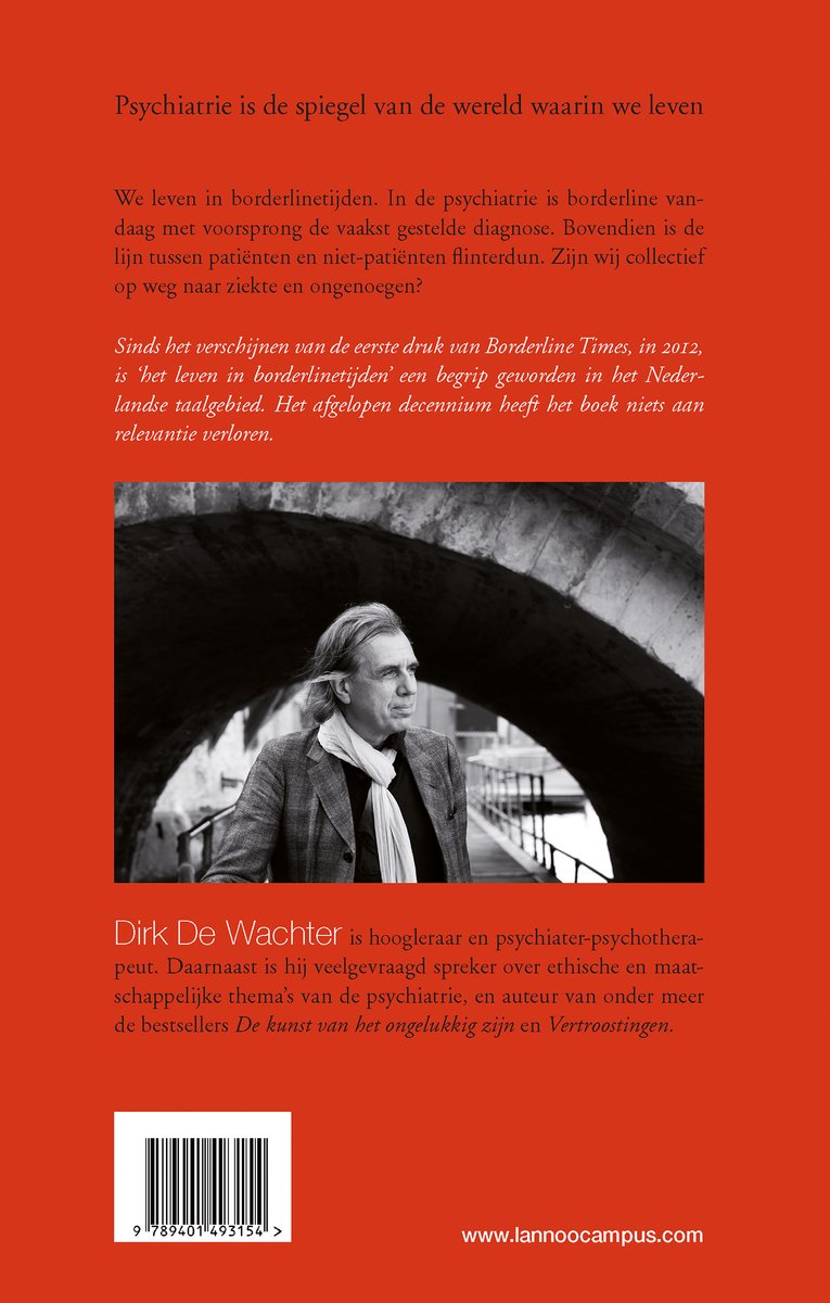 Portret van Dirk de Wachter, psychiater, zittend op een muur, met een sjaal om. Achtergrond met bogen en een tunnel.