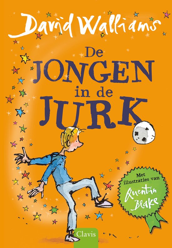 De voorkant van het boek "De jongen in de jurk" met een jongen in een blauw shirt en grijze broek die tegen een voetbal kickt, en sterren.