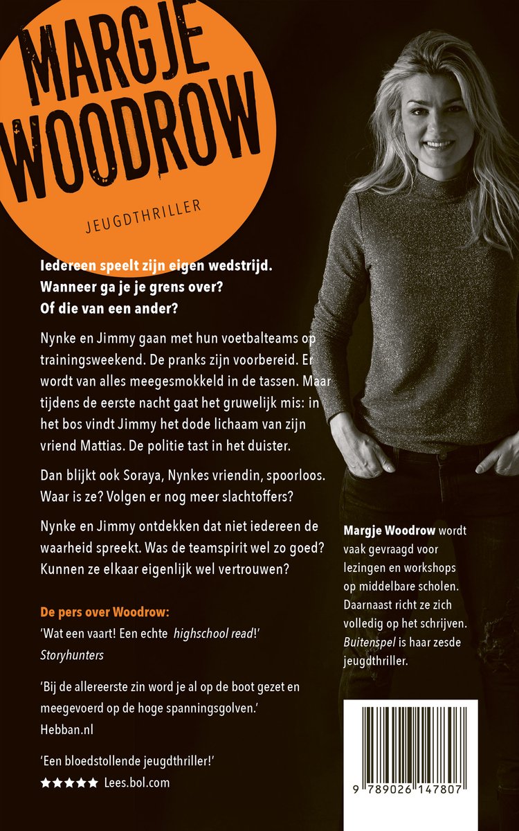 Model met blond haar, staand, met de handen in de zakken van een grijs gebreid vest. De titel is 'Margje Woodrow - Jeugdthriller'.