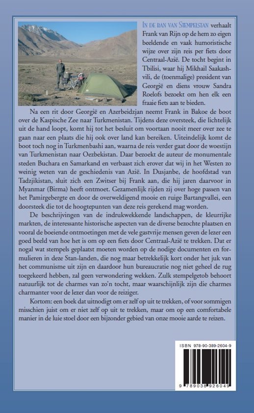 Achterkant van het boek 'In de ban van Stempelstan' met een foto van drie personen bij een tent en tekst.