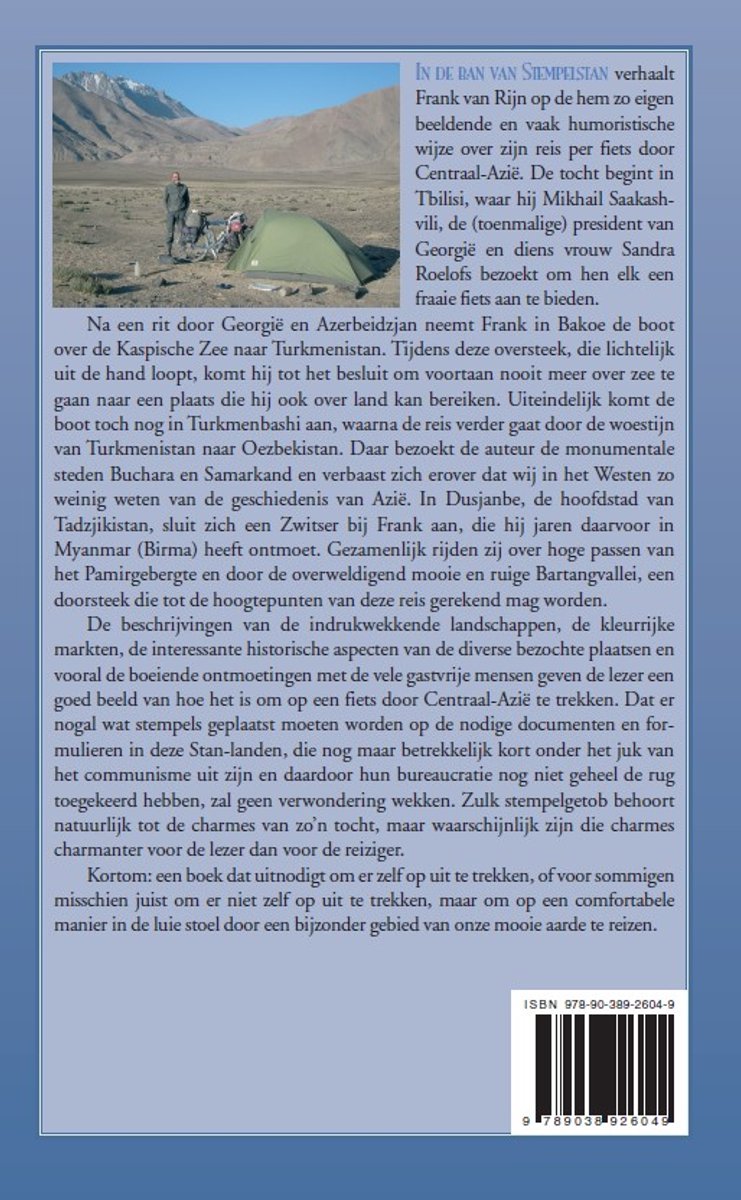 Achterkant van het boek 'In de ban van Stempelstan' met een foto van drie personen bij een tent en tekst.