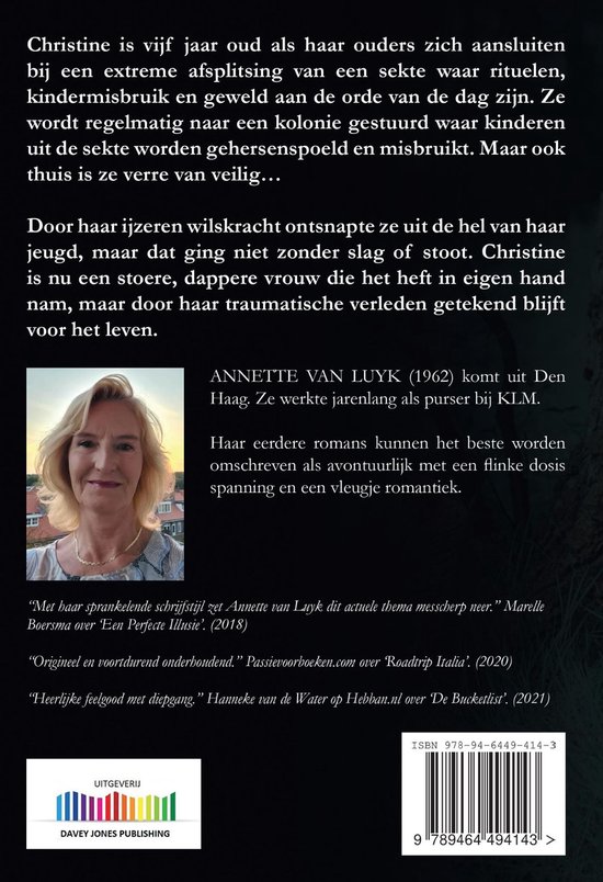 Portret van schrijfster Annette van, met grijzend blond haar en een lichte glimlach. Ze draagt een beige jasje en een witte blouse.