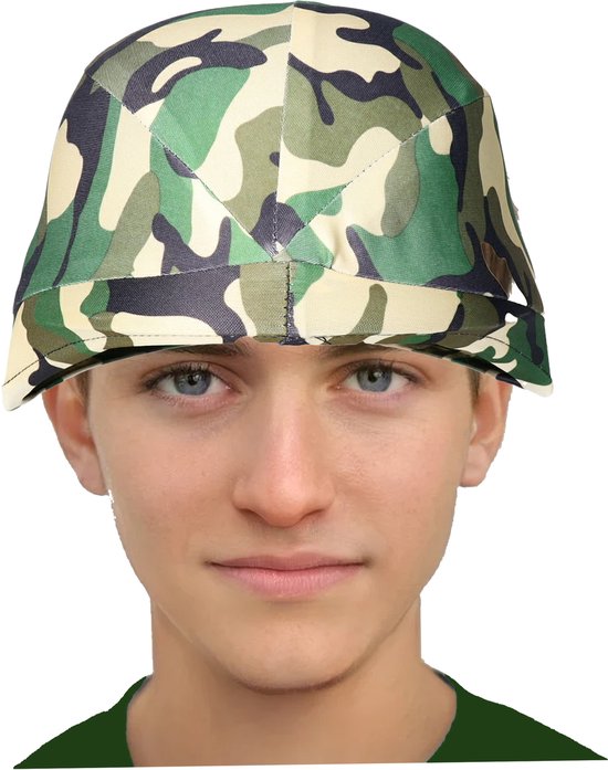 Jongeman met een camouflage helm op, gezien vanaf de voorkant. De helm is lichtgroen, beige en zwart.