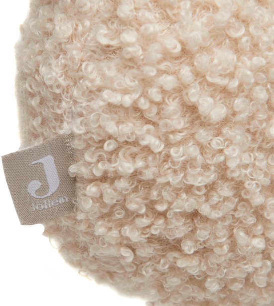 Crèmekleurige teddybeer met label Jollein.