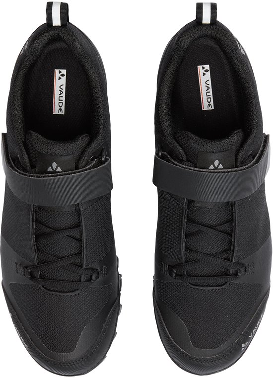 Vue de dessus de deux chaussures de vélo noires avec fermeture velcro et logo VAUDE.
