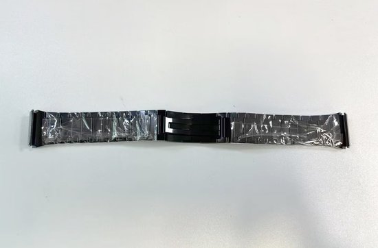 Een nieuw zwart metalen horlogebandje, deels bedekt met beschermfolie, met een vouwsluiting.